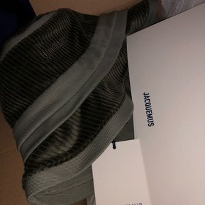 Jacquemus logo Le bob Bellu
Color: Khaki